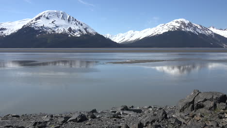 Alaska-Schöne-Aussicht-Auf-Die-Reflektierten-Berge