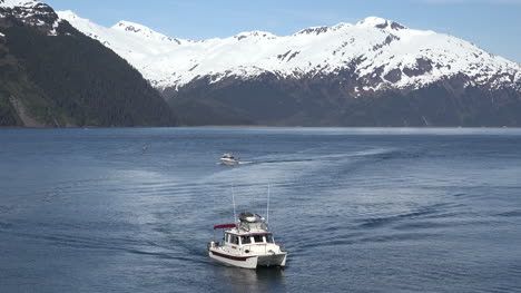 Alaska-Barcos-Llegando-Alejar