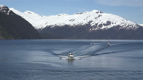 Alaska-Barcos-En-Una-Fila-Con-Estelas
