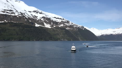 Alaska-Cuatro-Barcos-Navegan-Hacia-Whittier