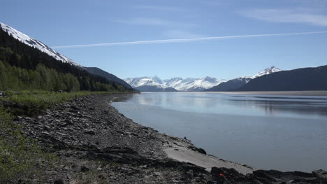 Alaska-Schaut-Nach-Unten,-Wende-Den-Arm-Wieder