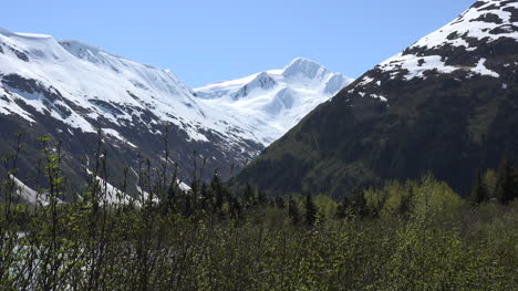 Montañas-De-Alaska-Sobre-El-Lago-Portage-Acercar