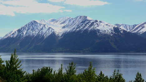 Zoom-De-Las-Montañas-Y-El-Fiordo-De-Alaska