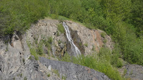 Alaska-Kleiner-Wasserfall-In-Der-Nähe-Von-Whittier