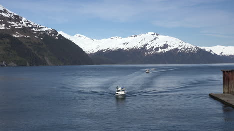 Alaska-Drei-Boote-Hintereinander-Bei-Whittier