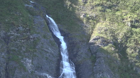 Alaska-Wasserfall-Auf-Dunklem-Felsen-Kippen-Nach-Unten