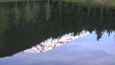 Alaska-Zoom-Zum-Reflektierten-Berg