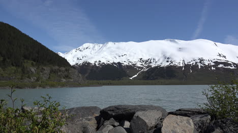 Alaska-Zooms-On-Snow-Clad-Mountain-Ridge