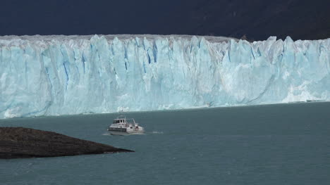 Bote-Argentina-En-El-Glaciar-Perito-Moreno