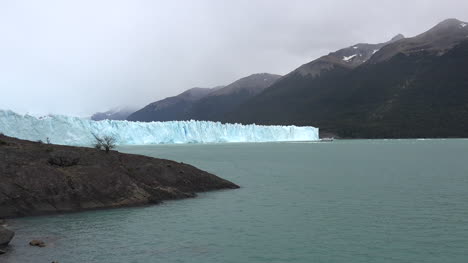 Argentina-Glacier-With-Tour-Boat-Zooms-In