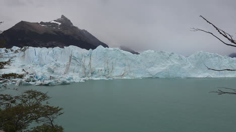 Argentina-Se-Acerca-A-La-Pared-De-Hielo-Del-Glaciar