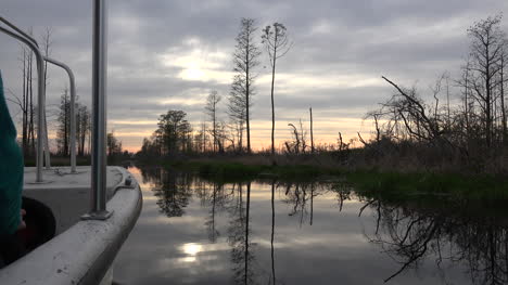 Vista-De-Georgia-Okefenokee-Con-Proa-Del-Barco