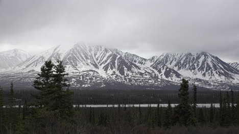 Alaska-Schneebedeckte-Berge-Und-Niedrige-Wolken