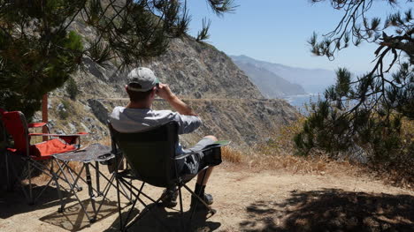 California-Big-Sur-Man-En-Silla-Con-Binoculares