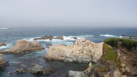 California-Big-Sur-Rock-En-Soberanes-Punto-Persona-En-Distancia