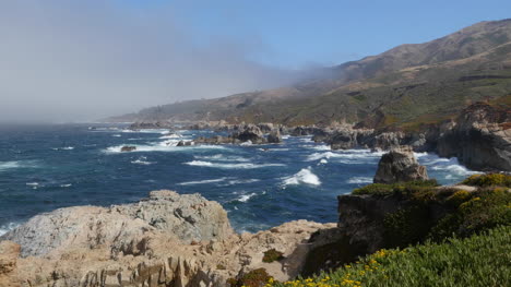 Kalifornien-Big-Sur-Wellen-Gegen-Felsen-Blauer-Himmel-Soberanes-Point