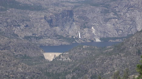 California-Hetch-Hetchy-Damm-Und-See-Zoomt-Heraus