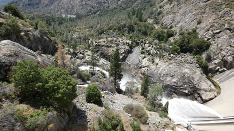 Kalifornien-Hetch-Hetchy-Wasser-Vom-Damm-In-Den-Fluss