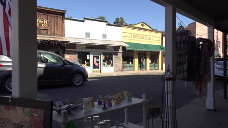 Calle-De-Jamestown-De-California-Con-Coches