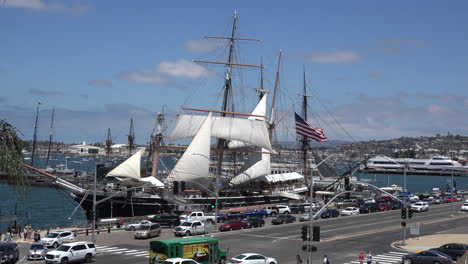 Kalifornien-San-Diego-Waterfront-Verkehr-Und-Segelschiff
