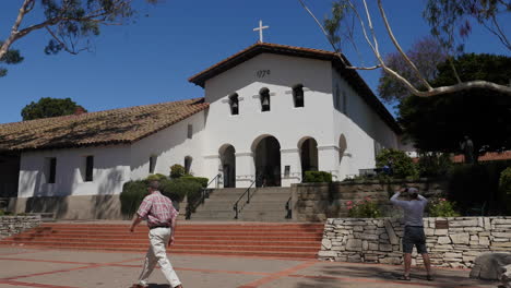 Kalifornien-San-Luis-Obispo-Missionsfront-Mit-Touristen-Und-Fußgängern