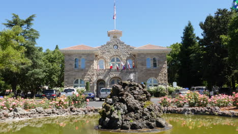 Kalifornien-Sonoma-Gerichtsgebäude-Flaggen