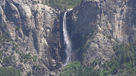 Kalifornien-Yosemite-Brautschleier-Fällt-Vom-Wind-Verweht