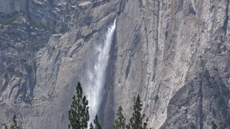 Vista-De-Las-Cataratas-De-Yosemite-De-California