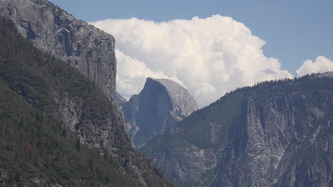 Kalifornien-Yosemite-Half-Dome-Unter-Der-Wolke