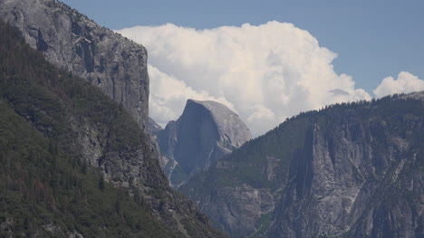 Kalifornien-Yosemite-Half-Dome-Unter-Cumulus-Cloud-Zoomt-Heraus