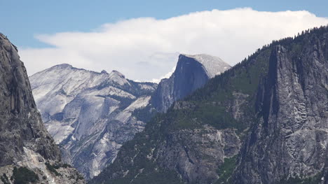 Vista-De-Media-Cúpula-De-California-Yosemite-Con-Nube