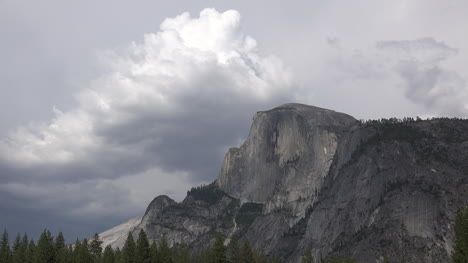 Media-Cúpula-De-Yosemite-De-California-Con-Cúmulos