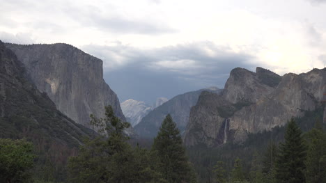 Vista-Del-Valle-De-Yosemite-California-Bajo-Cielo-Nublado