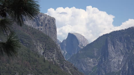 Kalifornien-Yosemite-Große-Wolke-über-Halbe-Kuppel