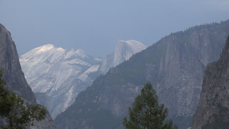Vista-Del-Valle-De-Yosemite-De-California-En-Clima-Sombrío-Alejar