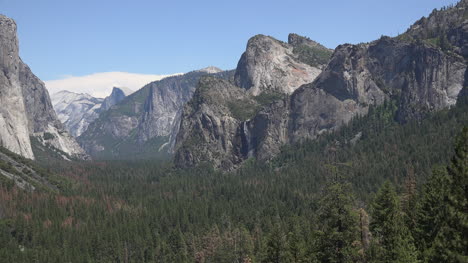 Kalifornien-Yosemite-Blick-In-Richtung-Bridalveil-Falls