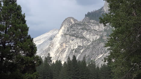 Kalifornien-Yosemite-Blick-Auf-Granitwände