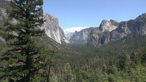 California-Yosemite-Se-Acerca-Desde-La-Vista-Del-Valle