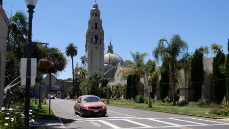 Coche-De-California-Baja-Por-Una-Calle