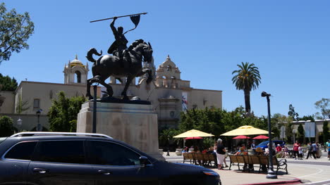 Estatua-Del-Hombre-De-Equitación-De-California-En-ángulo