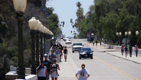 California-Jogger-Y-Peatones-En-La-Acera