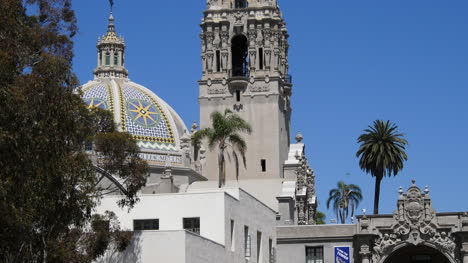 Cúpula-De-Mosaico-De-California-Y-Torre-Con-Palmeras