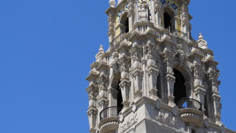 Torre-De-Mosaico-De-California-Desde-Una-Esquina