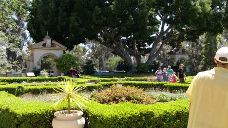 Kalifornische-Menschen-Gehen-Durch-Garten