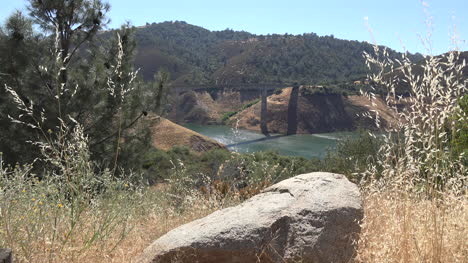 Roca-De-California-Por-El-Lago-Con-Puente