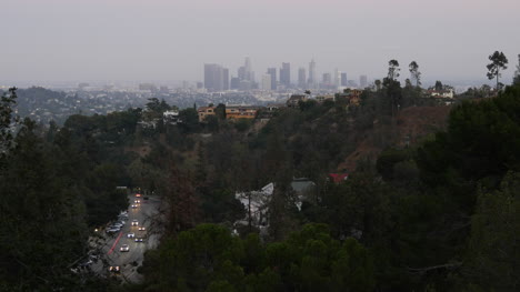 Kalifornien-Skyline-Bäume-Im-Park-Mit-Straße-Park