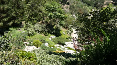 Kalifornien-Kleine-Brücke-Und-Umliegender-Garten-Hochwinkelaufnahme