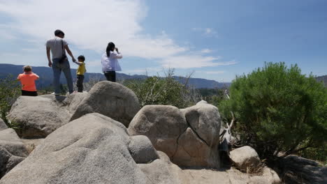Kalifornische-Touristenfamilie-Auf-Felsen-Bei-Yosemite