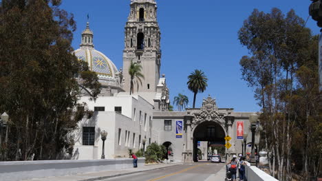 Torre-De-California-Con-Carretera-Y-Gente