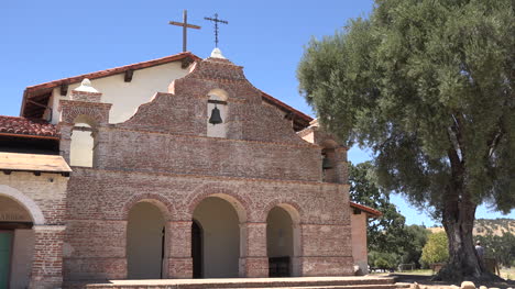 Kalifornien-Mission-San-Antonio-De-Padua-Front-Mit-Olivenbaum